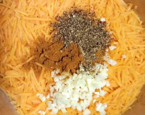 Морковь по-корейски с выложенным чесноком, кориандром и красным перцем