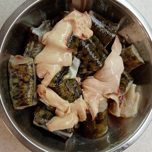 Нарезанный кусочками налим и печень