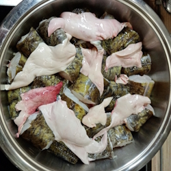 Налим и печень на дне сковороды