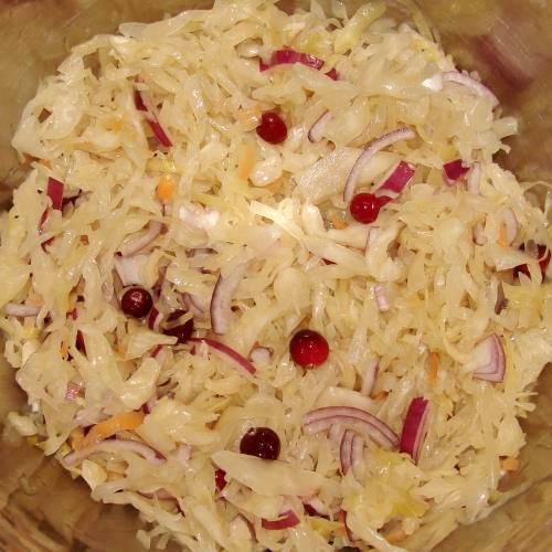 Квашеная капуста с луком и клюквой